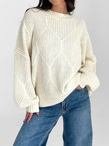 Nahaufnahme eines cremefarbenen Grobstrick-Pullovers mit klassischem Rautenmuster und locker.