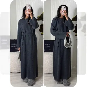 Detailansicht des dunkelgrauen Damen Oversize Rundhals Strickkleids mit einem Gürtel.
