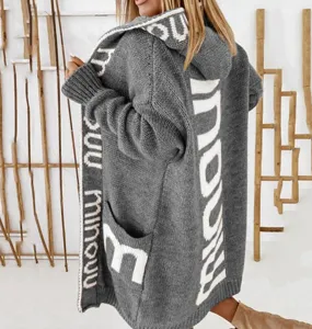 Detailansicht Damen graue Strickjacke mit Kapuze, stylischem Buchstabenmuster, langarm.