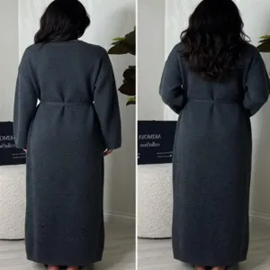 Details des dunkelgrauen langen Strickkleides mit Rundhalsausschnitt und Taillengürtel.