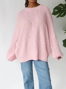 Rosa loser Strickpullover Detail zeigt die weiche Rautenstricktextur und bequeme Passform.