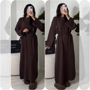 Langer brauner Strickpullover Kleid mit Taillengürtel für Damen, gemütliche Herbstmode.