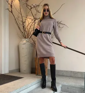 Vista dettagliata dell'abito maglione dolcevita in maglia da donna beige elegante.