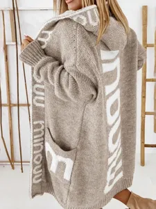 Lockerer Damen Langarm Strickcardigan mit Kapuze und modischem Buchstabenmuster fur den Herbst.