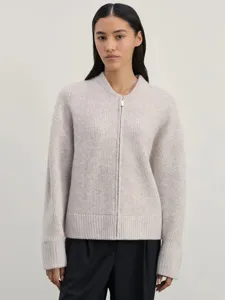 Geribbelde vest detail met zachte textuur, ritssluiting voor en een comfortabel passvorm.