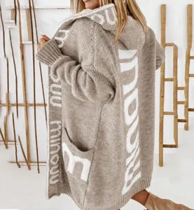Detailansicht des langen Damen Strick Cardigans mit kapuze und modischem buchstabenmuster.