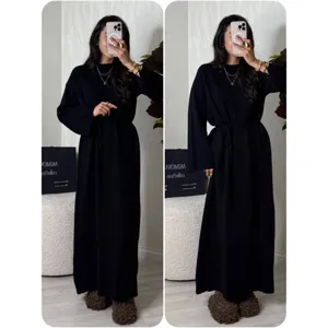 Lockeres schwarzes langes Strickkleid mit Rundhalsausschnitt und Gürtel für Damen Detail.