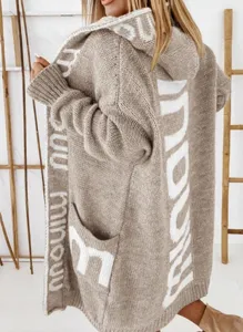 Lässiger langer Kapuzenstrickcardigan mit stylischem Buchstabenmuster für Damen.