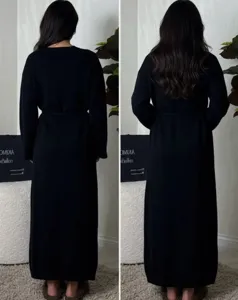 Schwarzes Damen Maxikleid aus Strick mit rundem Ausschnitt und Bindegürtel für Herbst und Winter.