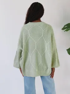 Nahaufnahme des eleganten Rauten-Strickmusters auf der Rückseite dieses Pullovers.