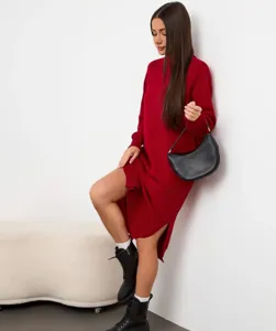Abito pullover lungo rosso a collo alto da donna, vestito invernale comodo ed elegante.
