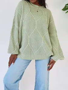Grüner Zopfmuster Pullover Detail mit strukturierter Rautenoptik, lockerer Rundhals.