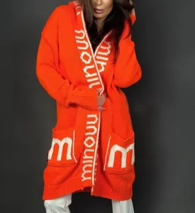 Orangefarbene Damen Strickjacke mit Kapuze, langer lockerer Cardigan mit modischen Buchstaben.