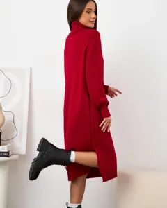 Dettaglio ravvicinato dell'abito midi in maglia rossa a collo alto con spacco laterale.