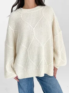 Detailansicht des gemütlichen cremeweißen grobgestrickten lockeren Pullovers mit Ärmeln.