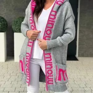 Detailansicht des lässigen grauen Strickcardigans mit pinken Buchstabenakzenten und Kapuze.