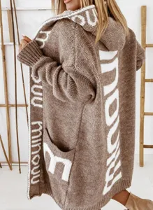 Detailansicht des lässigen langen Strickcardigans mit Kapuze und auffälligem Buchstabenmuster.