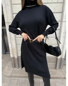 Vista dettagliata dell'abito in maglia nero con alto collo, cintura e stivali chic.