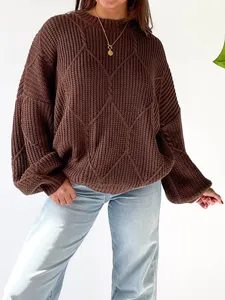 Brauner Grobstrick Pullover Detailansicht mit gemütlicher Passform und schönem Rautenmuster.