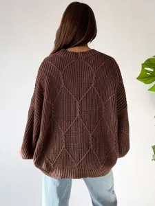Detaillierte Rückansicht eines braunen Oversize Zopfmuster Pullovers mit stilvollem Rautenmuster.