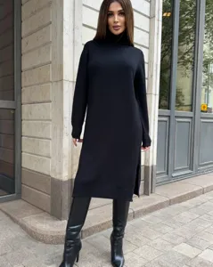 Elegante abito midi nero in maglia da donna con collo alto, comodo maglione invernale.