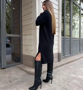 Abito in maglia nero a collo alto da donna, elegante outfit invernale a maniche lunghe.