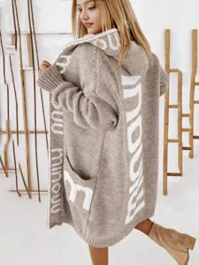 Lässige lange Strickjacke mit Kapuze für Damen, lockerer Schnitt mit modischen Buchstaben.