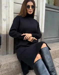 Vista dettagliata dell'abito maglione lavorato a maglia nero da donna, moda invernale.