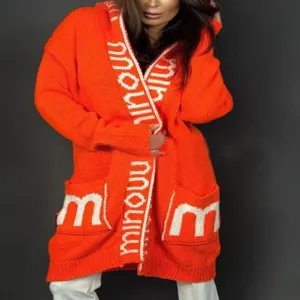 Oranger oversized Kapuzen-Knüpfcardigan für Damen, langer Strickmantel mit coolen Buchstaben.