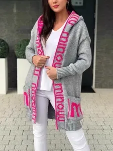 Damen graue Kapuze Strickjacke, lässiger langer Pullover mit stilvollen rosa Buchstaben.