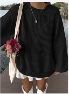 Stilvoller und bequemer Oversize Strickpullover in klassischem Schwarz für Damen.