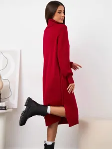 Abito maglione rosso in maglia a collo alto da donna, vestito midi con maniche lunghe e spacchetto.