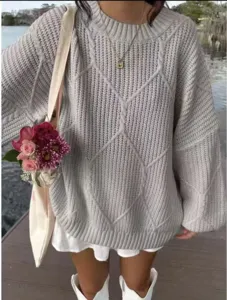 Detaillierte Ansicht des grauen Oversize Strickpullovers mit Rautenmuster für Herbst.