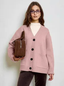 Cárdigan de punto rosa para mujer con cuello en V, botones negros y bolsillos prácticos.