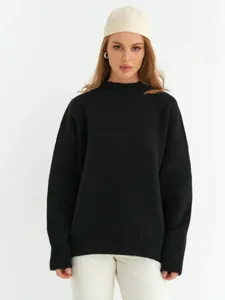 Primo piano dettagliato di un morbido maglione nero in maglia indossato dalla modella.