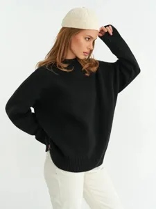 Maglione nero largo in maglia vista dettagli, collo rotondo morbido per donna autunno.