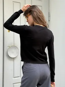 Damen schlichte schwarze Strickjacke langarm Rundhalsausschnitt Pullover Top Detailansicht.