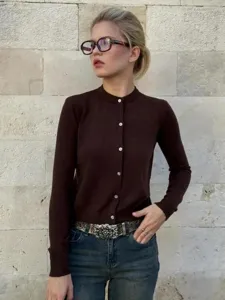 Detailansicht eines einfarbigen Damen Strickcardigans mit Rundhalsausschnitt und Knöpfen.