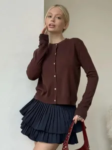 Detailaufnahme der einfarbigen braunen Strickjacke mit Knopfleiste, klassischem Rundhalsausschnitt.