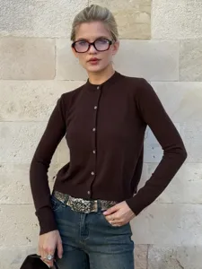 Damen einfarbige Strickjacke Pullover Detailansicht mit langen Ärmeln und Knopfverschluss.