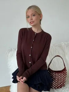 Nahaufnahme einer Damen Strickjacke mit Knopfleiste und weicher angenehmer Textur.