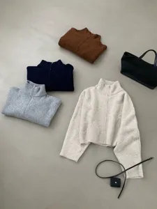 Detailansicht verschiedener Farben stilvoller Damen Strickjacken mit Reißverschluss im Flachdesign.
