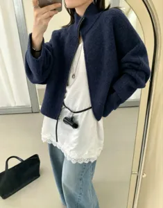 Detailansicht der dunkelblauen Strickjacke mit Reißverschluss für Damen, gemütlich