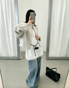 Strick-Reißverschlussjacke Detailansicht, stilvoller loser Rollkragen-Pullover Damen.