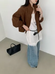Braune Strick-Reißverschlussjacke Detail zeigt stylische Passform und lässigen Look.
