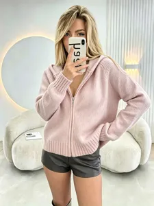 Cardigan zippé en tricot rose avec capuche, tissu doux, poignets côtelés et coupe hivernale cosy.