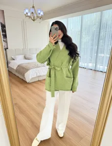 Cárdigan de punto casual para mujer en verde claro con cinturón elegante y prácticos bolsillos.