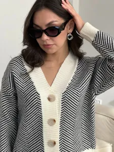 Dames stijlvolle zwart-witte chevron gebreide cardigan trui met V-hals en grote knopen.