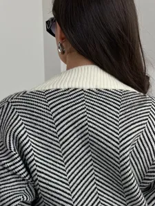 Zwart-witte chevron gebreide vest trui, gezellige comfortabele getextureerde wintertop.