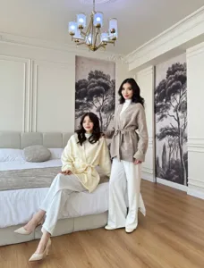Vista detallada de dos modelos con cómodos cárdigans de punto en un dormitorio elegante.